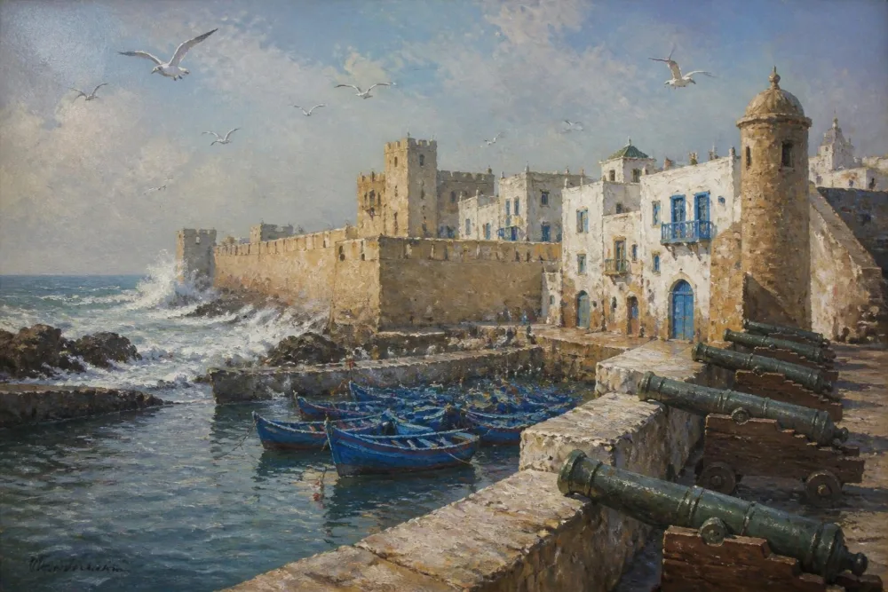 Peinture des remparts d’Essaouira battus par les vagues, avec ses barques bleues et ses canons.